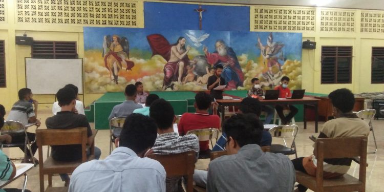 Kegiatan diskusi akademik Fratres Keuskupan Agung Kupang. Diambil pada Jumat, 26 Maret 2021. Pkl. 21.12 WITA