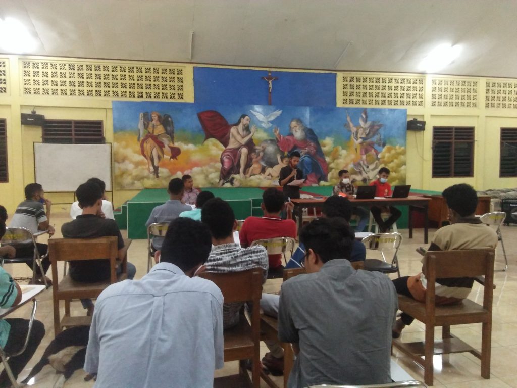 Kegiatan diskusi akademik Fratres Keuskupan Agung Kupang. Diambil pada Jumat, 26 Maret 2021. Pkl. 21.12 WITA